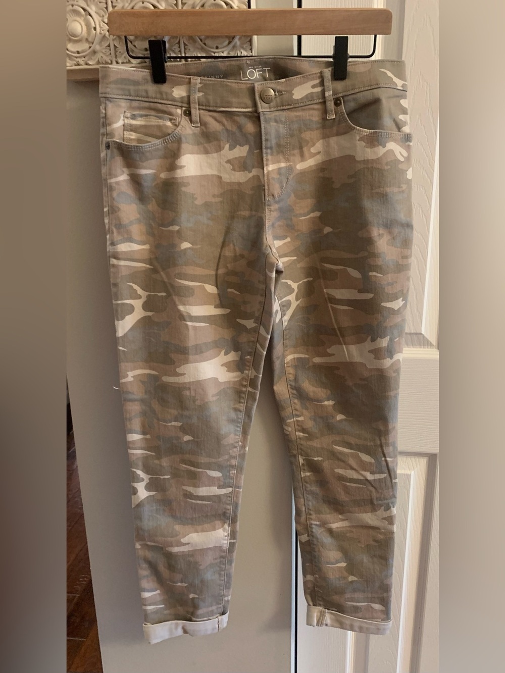 LOFT Cropped Camo Ankle Pants in Beige, Gray and Cream - 27/4